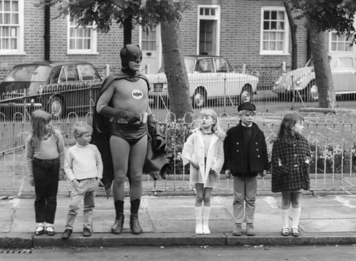batman at bus stop - Ne